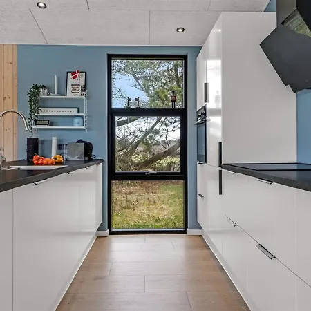 Tatania - 800m From The Sea By Interhome Nyaraló
